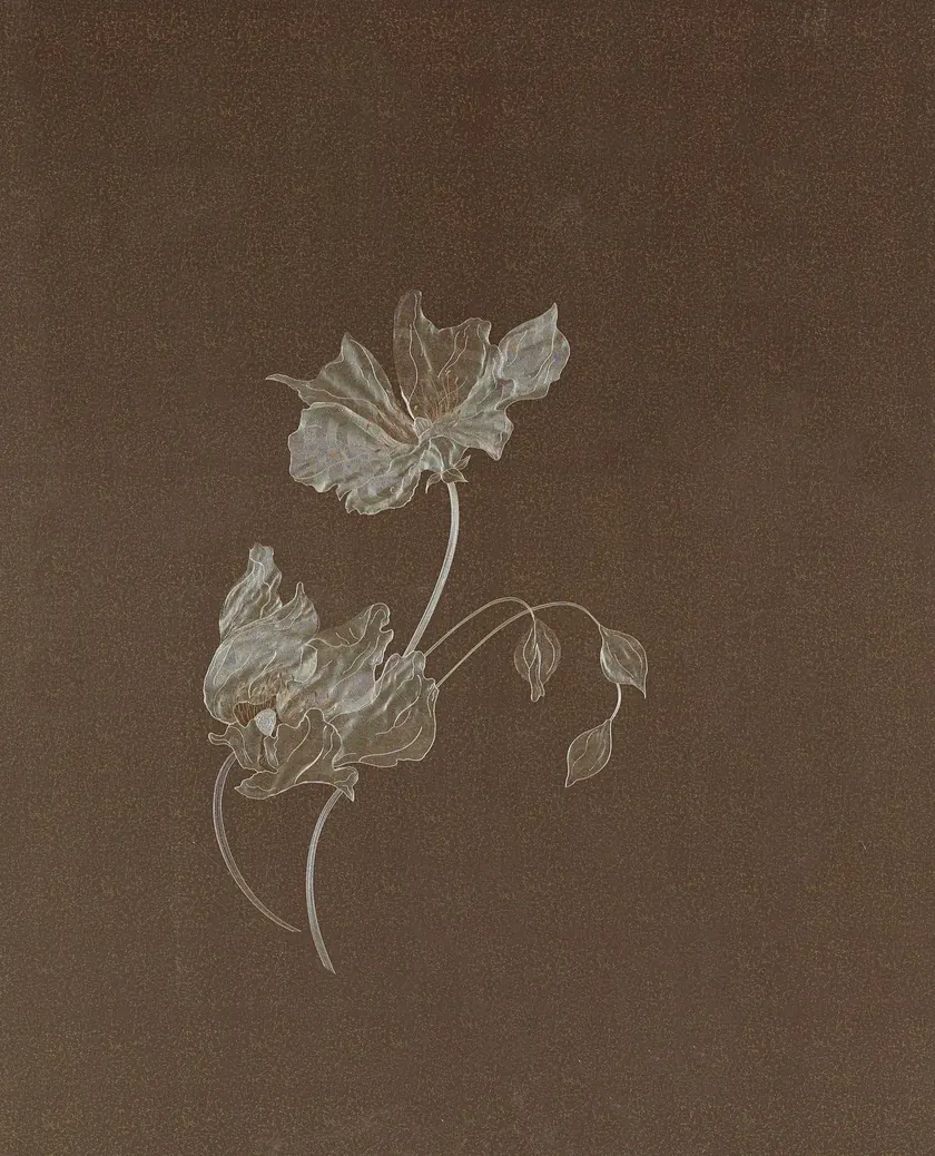 Fine tegnede blomster på en varm brun baggrund